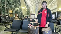 Penyanyi dangdut berusia 37 tahun yang akrab disapa Fitri Carlina ini, menarik perhatian karena rela terbang ke Sydney, Australia, demi mendukung Timnas Indonesia yang akan berlaga di sana. Foto: Instagram @fitricarlina