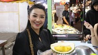Saat liburan ke Malaysia, Fitri menyempatkan waktu untuk mencicipi durian Musang King yang ionik di sana. Foto: Instagram @fitricarlina