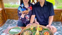 Bersama sang suami, Fitri kulineran santap hmakanan tradisional di resto lesehan yang asri. Foto: Instagram @fitricarlina