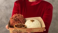 Menu ayam goreng krispi dengan sambal dan nasi putih ini jadi salah satu menu kesukaan Fitri.  Foto: Instagram @fitricarlina