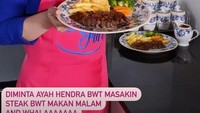 Di rumah, ia juga jago masak dan sering buat konten masak. Salah satunya saat sang suami minta dibuatkan steak sirloin. Foto: Instagram @fitricarlina