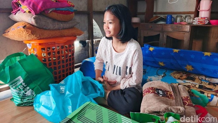Fitri hidup sebatang kara. Remaja berusia 14 tahun itu duduk di bangku kelas 7 dan tinggal di Sungai Tabuk, Kabupaten Banjar.