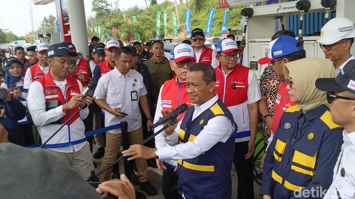 Foto Menteri ESDM Bahlil di rest area KM 379 A Batang, Kamis (20/3/2025).