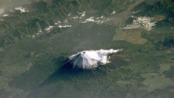 Gambar Gunung Fuji yang Diambil dari Stasiun Luar Angkasa Internasional Foto: Boredpanda