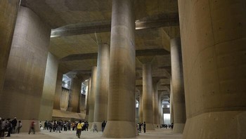 Terowongan sepanjang empat mil sedalam 72 kaki di bawah Tokyo dirancang untuk mencegah banjir di kota itu. Seluruh sistemnya sangat besar Foto: Boredpanda