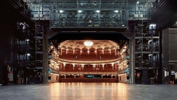 Deutsches Schauspielhaus dengan 1200 kursi adalah teater terbesar di Jerman - dibuka pertama kali pada tanggal 15 September 1900. Ini adalah kisah di balik layarnya Foto: Boredpanda