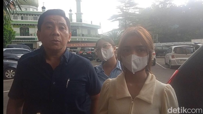 Fuji dan pengacaranya, Sandy Arifin saat ditemui di Polres Jakarta Selatan.