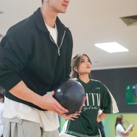 Tampil kompak, keduanya bergaya simpel namun tetap stylish. Verrel memilih kenakan  kaos putih basic dipadukan zip-up jaket hitam dan celana jogger abu-abu. Foto: Instagram/@bramastavrl