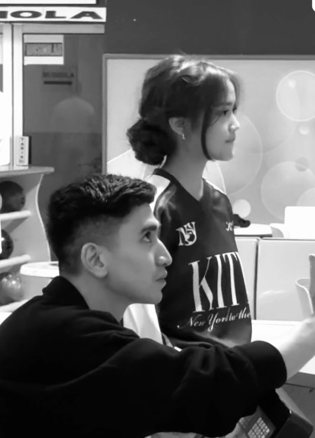 Berbeda dari busananya yang terlihat simpel, rambut Fuji terlihat sedikit ekstra dengan gaya low bun. Wajahnya juga tampak mengenakan riasan natural. Diketahui sebelumnya Fuji sempat ikut buka bersama bareng keluarga Verrel. Foto: Instagram/@bramastavrl