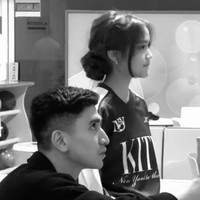 Berbeda dari busananya yang terlihat simpel, rambut Fuji terlihat sedikit ekstra dengan gaya low bun. Wajahnya juga tampak mengenakan riasan natural. Diketahui sebelumnya Fuji sempat ikut buka bersama bareng keluarga Verrel. Foto: Instagram/@bramastavrl