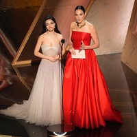 Masih bagian dalam rangkaian promosi Snow White, Gal dan Rachel eksis di Oscars 2025 pada awal bulan ini. Keduanya tampil kompak dalam balutan gaun strapless. Rachel memilih gaun nude Dior, adapun Gal berbalut gaun merah Prada. (Foto: AP Photo/Chris Pizzello)