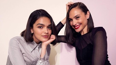 Foto: Adu Gaya Gal Gadot dan Rachel Zegler saat Promosi Snow White