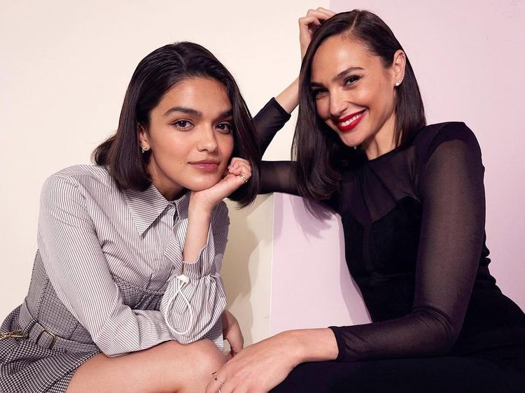 Foto: Adu Gaya Gal Gadot dan Rachel Zegler saat Promosi Snow White