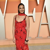 Gal juga kembali memakai gaun merah, lagi-lagi dari Prada. (Foto: Evan Agostini/Invision/AP)