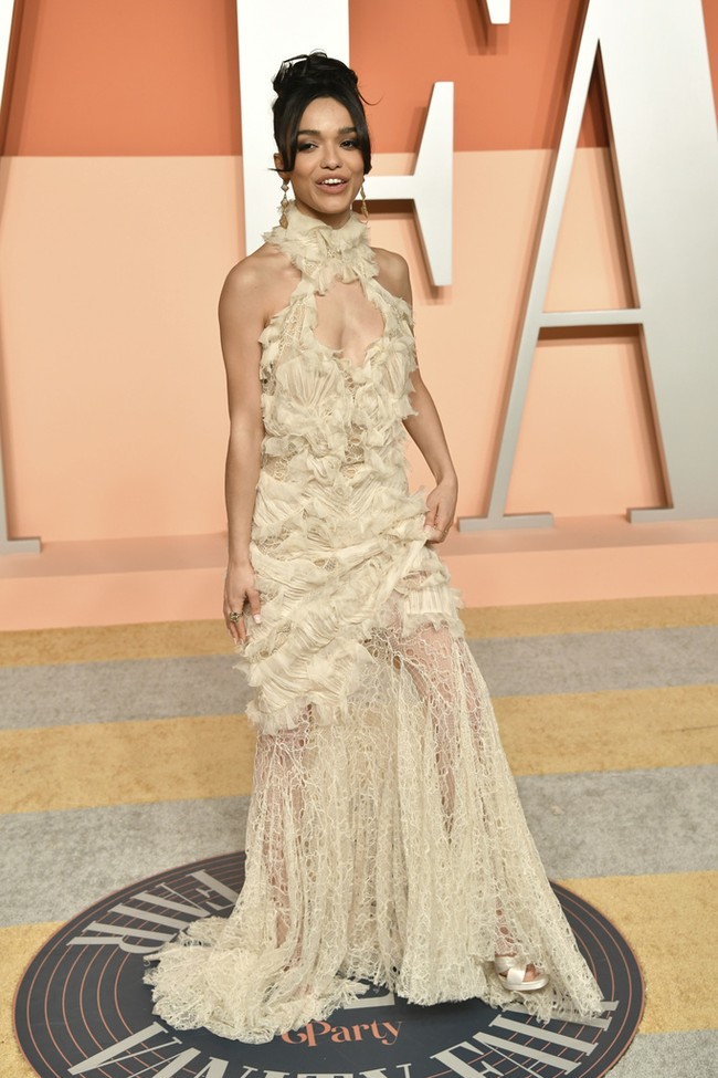 Mereka pun tak melewatkan after-party Oscars 2025. Rachel memancarkan aura elegannya dalam gaun halter. (Foto: Evan Agostini/Invision/AP)