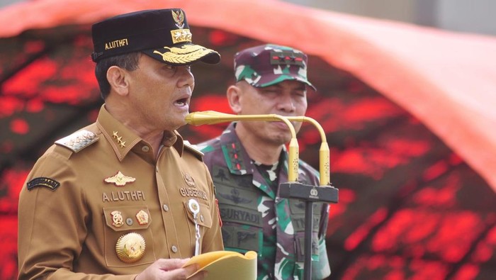Gubernur Jateng Ahmad Luthfi memimin upacara Gelar Pasukan Operasi Kepolisian Ketupat Candi 2025 dalam rangka pengamanan Idul Fitri 1446 H di halaman Mapolda Jateng, Kamis (20/3/2025).