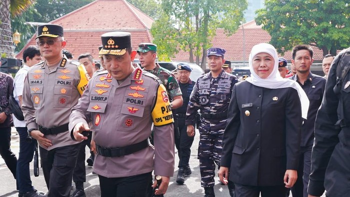 Gubernur Jawa Timur Khofifah mendampingi Kapolri saat gelar operasi ketupat 2025