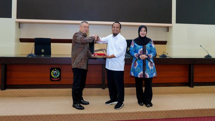 Gubernur Sulsel Andi Sudirman didampingi wakilnya, Fatmawati bersama Menteri Perhubungan Dudy Purwagandhi.