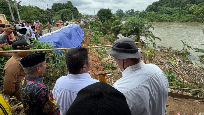 Gubernur Sumsel meninjau lokasi longsor di Muara Beliti.