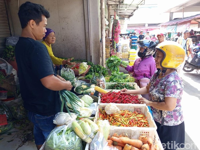 Suasana pembelian cabai di Pasar Rejowinangun Kota Magelang, Kamis (20/3/2025).