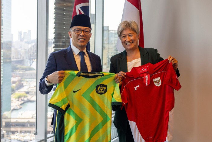 Senator the Hon Penny Wong, Minister for Foreign Affairs, meets His Excellency Sugiono, Indonesian Minister for Foreign Affairs in Sydney on Thursday 20 March 2025. 

This is the Ministers first official visit to Australia since his appointment in October 2024. 

Australian Delegation:
Senator the Hon Penny Wong, Minister for Foreign Affairs
Dr Anna Oldmeadow, Deputy Chief of Staff, Office of the Foreign Minister
Mr Malcolm Paterson, Adviser, Office of the Foreign Minister
Mr Roderick Brazier, Australian Ambassador-designate to the Republic of Indonesia
Ms Michelle Chan, Deputy Secretary, South and Southeast Asia Group, DFAT
Dr Lauren Bain, First Assistant Secretary, Southeast Asia Maritime Division, DFAT

Indonesian Delegation:
HE Sugiono, Minister for Foreign Affairs
HE Dr Siswo Pramono, Indonesian Ambassador to Australia
Mr Cecep Herawan, Secretary General, Ministry of Foreign Affairs
Mr Rolliansyah Soemirat, Spokesperson, Ministry of Foreign Affairs
Mr Adi Dzulfuat, Director, Ministry of Foreign Affairs