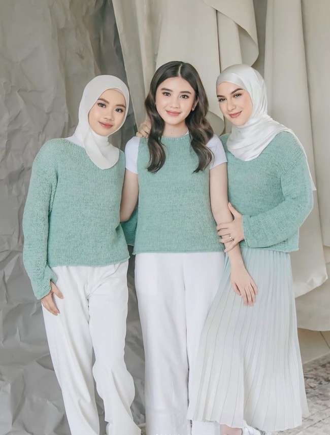 Setelah menikah dengan Haldy Sabri, Irish Bella kini memiliki 2 orang putri angkat. Baru-baru ini ia memamerkan kedekatannya dengan kedua putri angkatnya itu, Hassya dan Syifa. Foto: Instagram/@_irishbella_