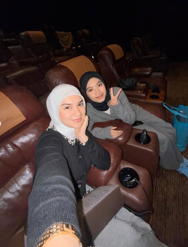 Punya 2 putri angkat yang sama-sama sudah besar, Irish dan putrinya itu jadi terlihat bak kakak-adik alih-alih ibu dan anak. Foto: Instagram/@_irishbella_