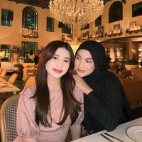 Dari foto yang dibagikan terlihat Irish dan putri sambungnya kerap menghabiskan waktu bersama. Mereka juga terlihat kompak. Foto: Instagram/@_irishbella_