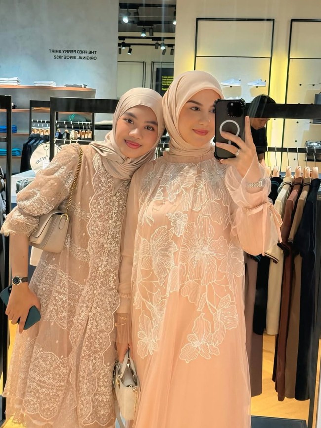 Dalam salah satu foto terlihat Irish dan Syifa yang mengenakan pakaian senada. Sama-sama berhijab, penampilan keduanya tampaj begitu kompak. Foto: Instagram/@_irishbella_