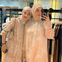 Dalam salah satu foto terlihat Irish dan Syifa yang mengenakan pakaian senada. Sama-sama berhijab, penampilan keduanya tampaj begitu kompak. Foto: Instagram/@_irishbella_