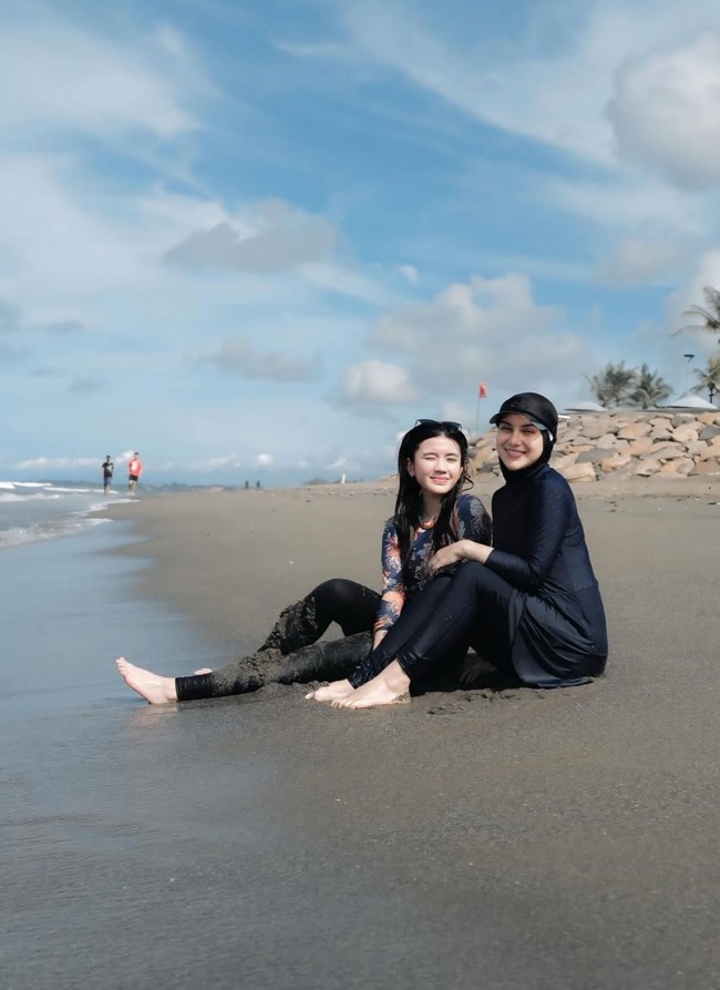 Sebagai ibu sambung, Irish juga kerap berlibur bersama Hassya dan Syifa. Dalam salah satu foto tampak Irish dan Hassya yang pose bareng di tepi pantai. Foto: Instagram/@_irishbella_