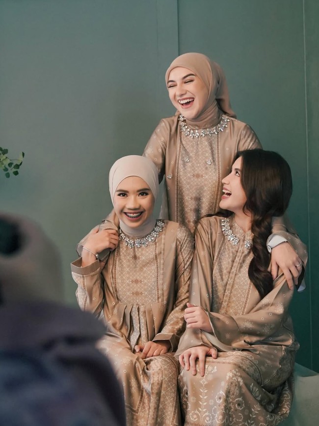 Irish bersama kedua putrinya itu juga sempat menjalani pemotretan bareng. Ketiganya tampil kompak kenakan gamis seragam warna coklat. Foto: Instagram/@_irishbella_
