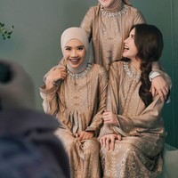 Irish bersama kedua putrinya itu juga sempat menjalani pemotretan bareng. Ketiganya tampil kompak kenakan gamis seragam warna coklat. Foto: Instagram/@_irishbella_