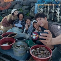 Setiap episode When Life Gives You Tangerines menyelipkan adegan yang membuat penonton tak kuasa menitihkan air mata. Sampai-sampai ingin menggalang donasi bagi Gwan Sik dan Ae Sun karena hidup penuh tantangan dalam kemiskinan. Foto: dok. Instagram @dlwlrma