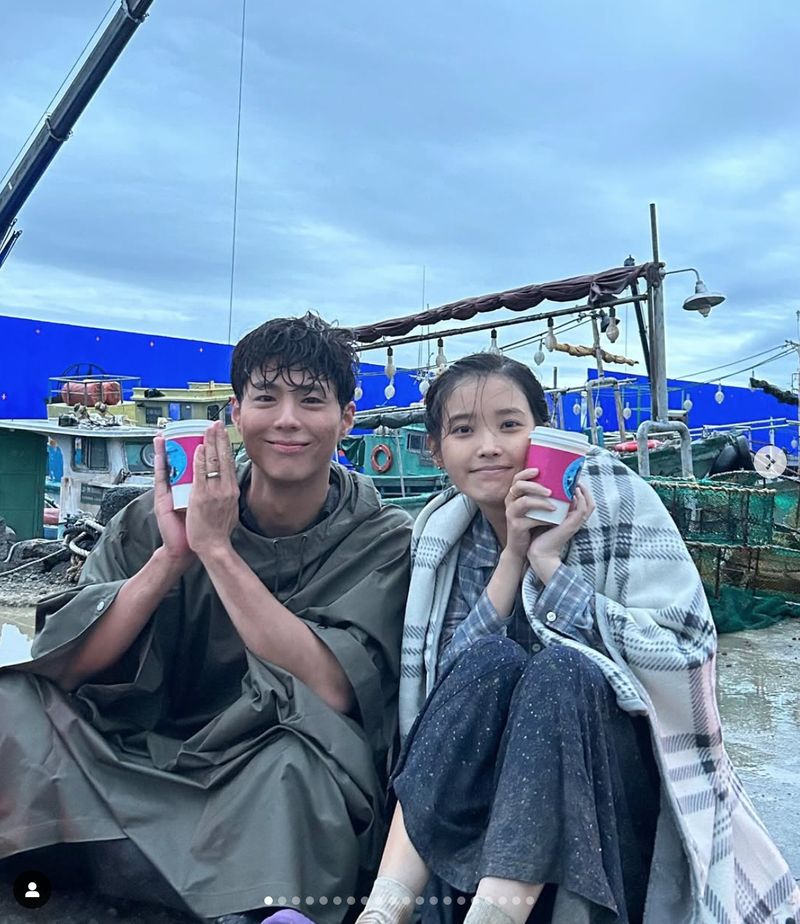 IU dan Park Bo Gum di lokasi syuting drama Korea When Life Gives You Tangerines
