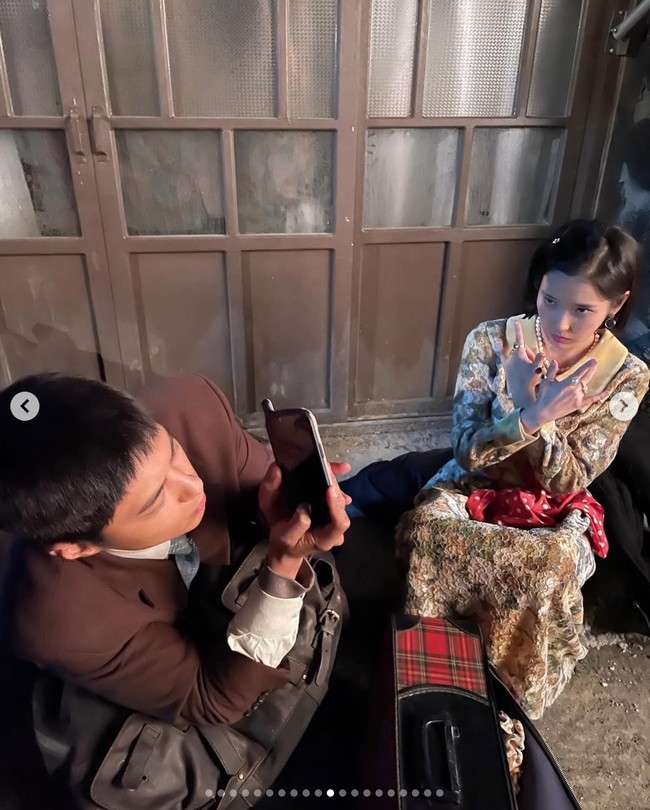 Seperti yang terlihat dalam unggahan Instagram mereka, IU sukses menghidupkan karakter Ae Sun yang pemberani dan pemberontak. Sementara Park Bo Gum memerankan Gwan Sik, yang tidak banyak berbicara namun bisa diandalkan Ae Sun. Foto: dok. Instagram @dlwlrma