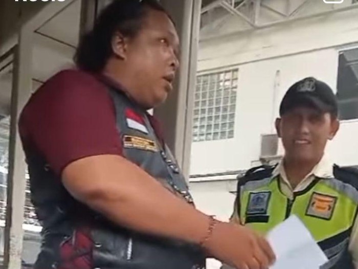 Jagoan Cikiwul Bekasi yang memalak perusahaan. Foto: Tangkapan layar video viral.