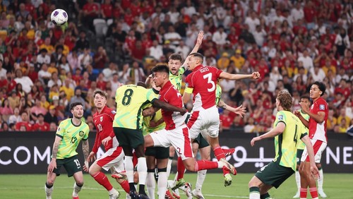 SYDNEY, AUSTRALIA - MARCH 20:  Jay Idzes of Indonesia heads the ball towards goal during the round three FIFA 2026 World Cup AFC Asian Qualifier match between Australia Socceroos and Indonesia at Allianz Stadium on March 20, 2025 in Sydney, Australia. (Photo by Matt King/Getty Images)