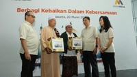 Penyerahan bantuan ini merupakan bagian dari penyaluran donasi yang berasal dari produk Tabungan Mega Berbagi.  