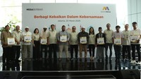 Penyerahan dilakukan secara simbolis di Menara Bank Mega - Jakarta, oleh Direksi Bank Mega kepada 8 pengurus Yayasan dan Masjid yang berada di Jakarta.  