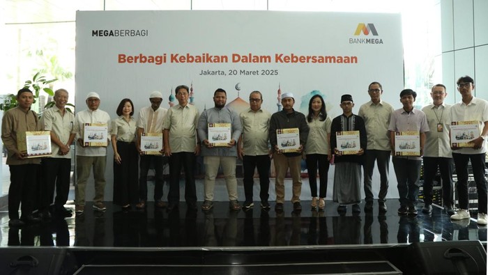 PT Bank Mega Tbk membarikan 15.000 paket sembako jelang perayaan Hari Raya Idul Fitri. Sembako dibagikan kepada masyarakat sekitar kantor Bank Mega di seluruh Indonesia.