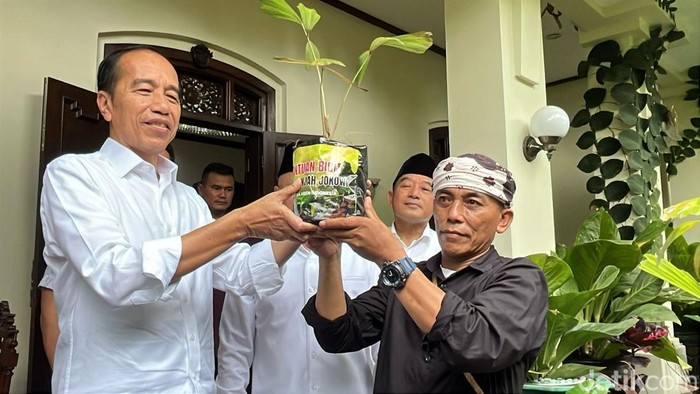 Jokowi saat menerima petani aren di rumahnya, Solo, Kamis (20/3/2025).