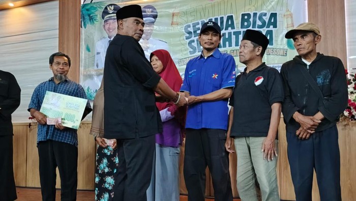 Kades Berjo di Karanganyar membagikan THR kepada warga, Kamis (20/3/2025).