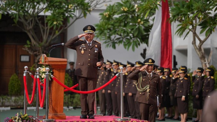 Kajati Bali Ketut Sumedana saat memimpin apel di kantor Kejati Bali, Denpasar, beberapa waktu lalu.