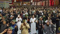 Umat Syiah berdoa di makam Imam Ali di Najaf, Irak, Rabu (19/3/2025). Mereka berkumpul untuk menyambut malam Lailatul Qadar.