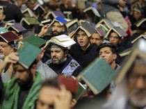 Kala Umat Syiah Irak Raih Malam Lailatul Qadar