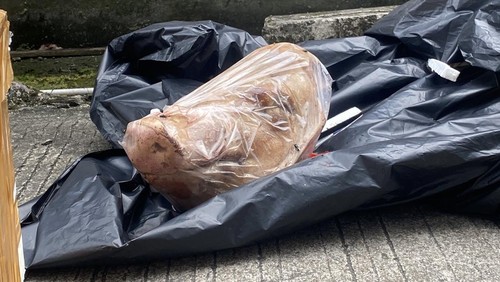 Kantor Tempo mendapat kiriman paket berisi kepala babi yang ditujukan kepada Cica, nama panggilan salah satu wartawan politik Tempo.