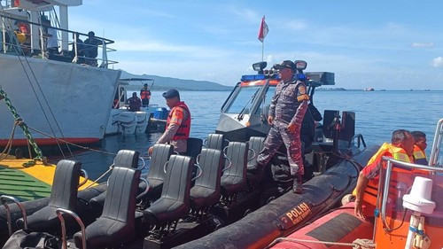 Evakuasi penumpang KMP Nusa Makmur di perairan Pura Prapat Agung, Kabupaten Buleleng, Bali, Kamis (20/3/2025).