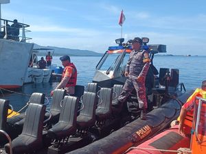 KMP Nusa Makmur Angkut 67 Penumpang Kandas di Perairan Buleleng