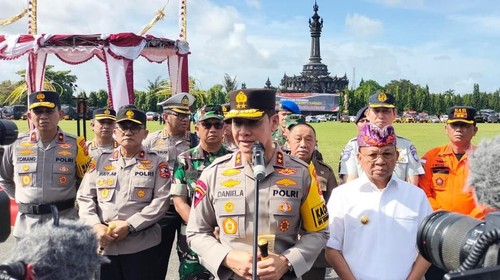 Kapolda Bali, Irjen Daniel Adityajaya, memberikan keterangan pers seusai apel gelar pasukan Operasi Ketupat Agung 2025 di Lapangan Monumen Bajra Sandhi, Denpasar, Kamis (20/3/2025). (Dok. Polda Bali)